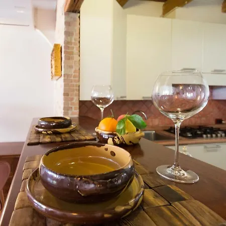 Globe Trotter's House-marina