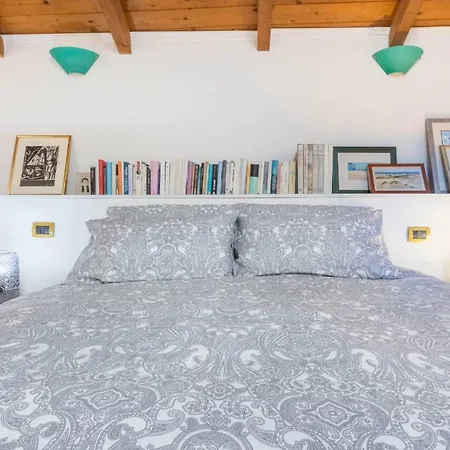 Globe Trotter's House-marina *
