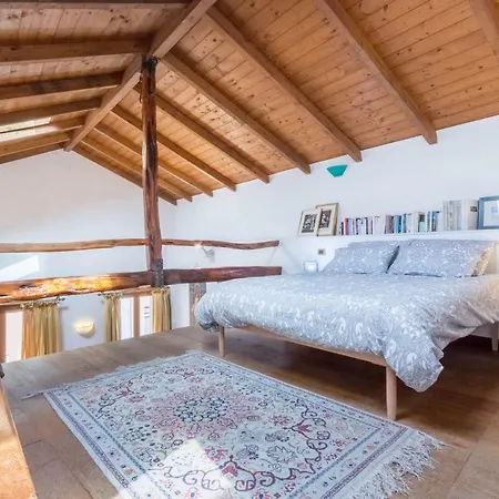 Globe Trotter's House-marina