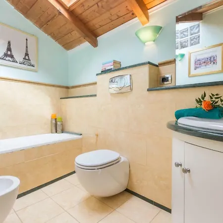 Globe Trotter's House-marina *