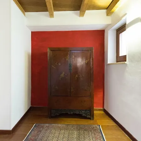 Globe Trotter's House-marina