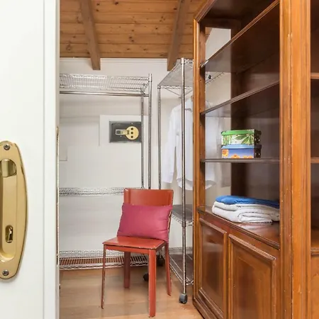Globe Trotter's House-marina *